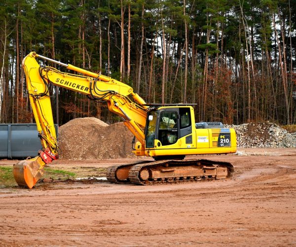 Minikoparka gąsienicowa – zalety, zastosowanie i na co zwrócić uwagę przy zakupie?