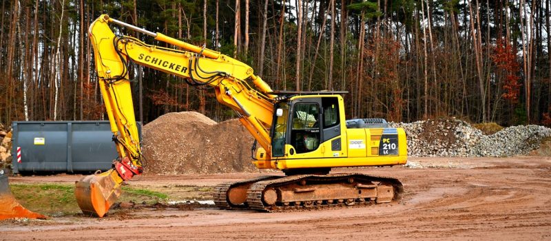Minikoparka gąsienicowa – zalety, zastosowanie i na co zwrócić uwagę przy zakupie?