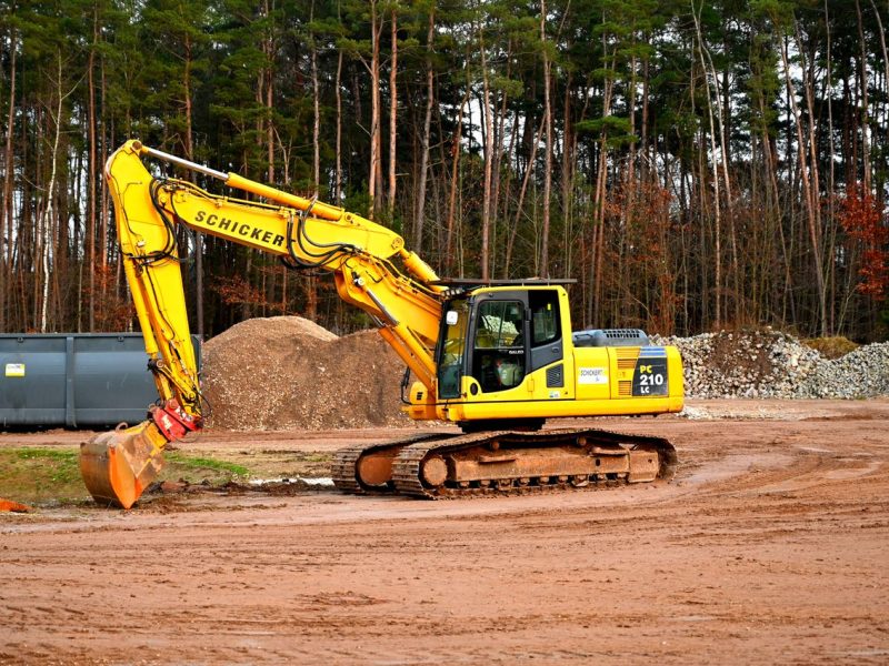 Minikoparka gąsienicowa – zalety, zastosowanie i na co zwrócić uwagę przy zakupie?