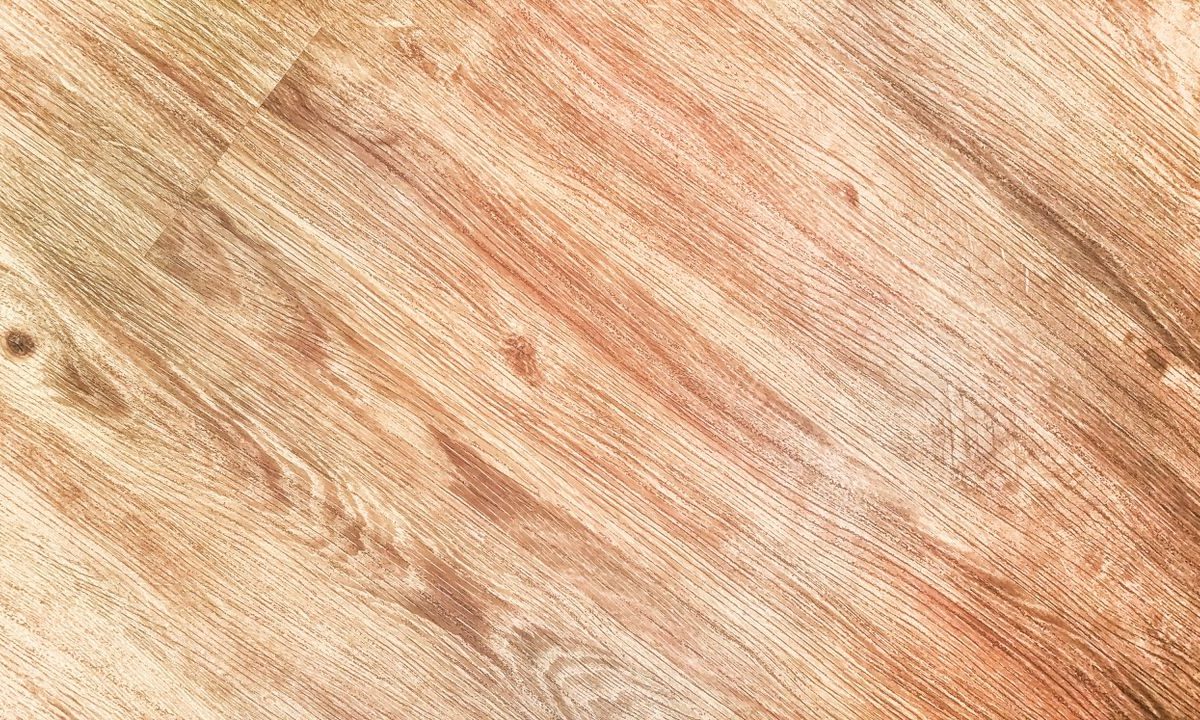 Jak estetycznie wykończyć podłogę i ukryć szczeliny przy ścianie?