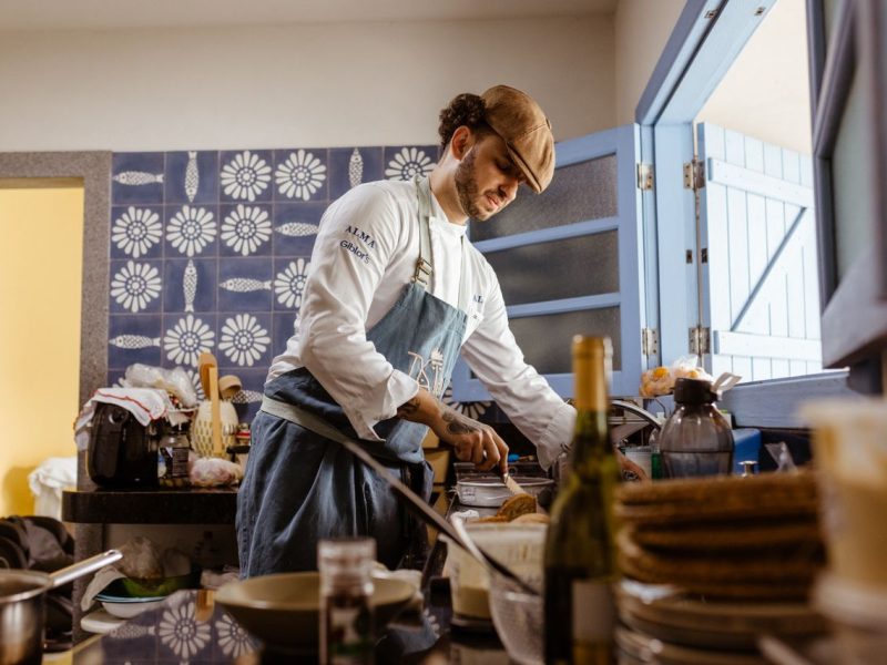 Odzież gastronomiczna – jak wybrać ubrania do pracy w kuchni?